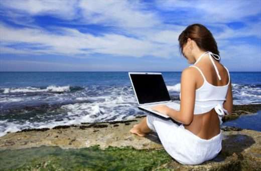 thuiswerken.zee .vrouw .laptop.middelgroot