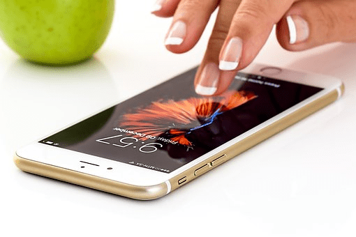 [ONDERZOEK] Telefoon weg tijdens avondeten; ruim 50% Nederlanders verbiedt smartphone aan tafel