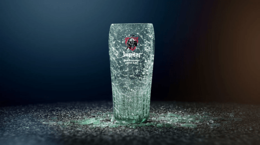 Meer dan 1 op 3 Belgen gaf toe dat ze in 2022 met de auto reden onder invloed van alcohol*. Deze mentaliteit wil Jupiler nu aanpakken onder het motto “Wanneer je nog moet rijden, drink dan Jupiler 0,0%. Auto’s kunnen een tweede leven krijgen, mensen niet”. Het merk lanceert nieuwe glazen, gemaakt uit ruiten van autowrakken van alcoholgerelateerde ongevallen**. “Jupiler wil zijn verantwoordelijkheid nemen en de mensen doen nadenken over hun alcoholconsumptie daar waar het ertoe doet: op café, wanneer mensen nog thuis moeten geraken. Begin maart werd daarom al een pilootproject gelanceerd in verschillende cafés in België waarbij consumenten in aanraking kwamen met de glazen. De eerste reacties waren erg positief. Ondanks het initieel shockeffect, doet het iedereen wel tweemaal nadenken over wat de gevolgen kunnen zijn indien men rijdt onder invloed van alcohol”, aldus Josse Peremans, marketing director bij Jupiler. Jaarlijks vallen er in België 2.541 zwaargewonden en 37.247 lichtgewonden bij auto-ongevallen. Respectievelijk 12% en 11% van de geteste bestuurders blijken daarbij onder invloed van alcohol***. Het sensibiliseren van de Belg blijft dus noodzakelijk. Jupiler doet dit op een impactvolle manier door de boodschap letterlijk in de handen van de consumenten te leggen met de ‘crashed glasses’. Zo trekt het merk op een pakkende, visuele en tastbare manier de aandacht voor de gevaren van rijden onder invloed van alcohol, voor de bestuurder zelf, maar ook voor anderen. Tijd voor een nieuwe mentaliteit Jupiler lanceerde zijn non-alcoholisch alternatief reeds in 2016. Tijdens deze “crashed glass” campagne doet Jupiler een oproep aan alle Belgen om hun verantwoordelijkheid op te nemen: denk na over hoe je veilig thuis geraakt alvorens je op stap gaat, of geniet van alcoholvrije alternatieven zoals Jupiler 0,0% indien je nog moet rijden. “Onze Belgische biercultuur is iets moois, en die moeten we behouden. Maar het is hoog tijd om onze mentaliteit rond alcohol drinken en achter het stuur kruipen te veranderen. Er is voor elke gelegenheid een pintje, zelfs wanneer we moeten rijden. Het aanbod aan lekkere alcoholvrije alternatieven in ons land is tegenwoordig ontzettend ruim. Het was dus nog nooit zo makkelijk om je verantwoordelijkheid te nemen”, aldus Josse Peremans, marketing director bij Jupiler. Tweede leven voor kapotte autoruiten Gebroken autoruiten zijn een zeer herkenbaar beeld bij auto-ongevallen en geven een niet mis te verstane boodschap mee. Daaruit ontstond het idee om ze een tweede leven in te blazen. Het glas van auto's die betrokken waren bij een alcoholgerelateerd ongeval werd gerecycleerd tot de 'crashed glasses’, geïnspireerd op het bekende Jupiler glas. Voor de uitwerking van de glazen werkte Jupiler samen met Rombachs, een glasblazer die focust op duurzaamheid en glasprojecten creëert vanuit gerecycleerd glas. Op www.jupiler.be/crashedglass vindt u alle informatie omtrent de campagne terug, waaronder ook de campagnevideo en de making of. .