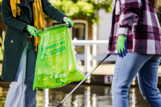 Meeste opschoonacties in Amsterdam In heel Nederland gingen afgelopen zaterdag deelnemers de straat op om het land een grote voorjaarsschoonmaak te geven. Van Groningen tot Eindhoven en van Den Helder tot Valkenburg. Straten, parken, bossen, bermen, grachten en stranden kregen een opschoonbeurt door bewoners, vrienden, collega’s, buurtverenigingen, sportclubs en gemeentes. In totaal werden er 3.294 opschoonacties en gebieden via de website van Nederland Schoon aangemaakt. Van alle gemeenten in Nederland, werden in Amsterdam de meeste opschoonacties georganiseerd, maar liefst 172 in totaal. Top 5 opschoonacties in gemeenten: 1. Amsterdam – 172 acties 2. Rotterdam – 91 acties 3. Utrecht – 64 acties 4. Roosendaal – 55 acties 5. Haarlem – 50 acties Goed voorbeeld doet goed volgen “Ik blik zeer tevreden terug op de 21e editie van de Landelijke Opschoondag”, aldus Ingrid Goethart, directeur a.i. van Nederland Schoon. “We hebben enorm geluk gehad met het lekkere weer en daardoor zagen we dat er op het laatste moment toch nog een hoop mensen de straat op gingen. Opschonen is niet alleen goed voor het milieu, maar het is ook nog eens lekker buiten zijn en gezellig als je het samen doet. Schoon houdt schoon en ik hoop dan ook dat mensen zich bewust zijn geworden en nu hopelijk een stapje extra te zetten door te kijken hoe zwerfafval voorkomen kan worden. Niemand wil namelijk in een omgeving wonen of werken waar veel zwerfafval ligt. Laten we hier samen voor zorgen.” Goethart vervolgt: “Van verschillende deelnemers kreeg ik te horen dat zij voornamelijk blikjes en sigarettenfilters hebben gevonden. Super dat deze zoveel mogelijk zijn opgeruimd en nu het statiegeld op blikjes eraan komt, hopen we dat we blikjes volgend jaar een stuk minder tegenkomen. Dit jaar viel het namelijk op dat we al veel minder plastic flesjes op hebben moeten ruimen. Ditzelfde geldt voor de mondkapjes.”
