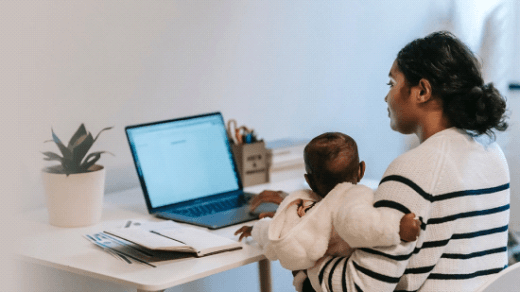 Maar liefst drie op de tien HR-professionals heeft het idee dat, sinds de tarieven voor kinderopvang omhoog zijn gegaan, thuiswerkende medewerkers vaker liegen over of ze aan het werk zijn of voor hun kind zorgen. Dit blijkt uit een onderzoek van Visma | YouServe, full service HR & payroll dienstverlener, onder ruim 500 HR-professionals met een uitvoerende, (mede)beslissende of eindverantwoordelijke functie. Sinds 2023 betalen ouders gemiddeld 8,5 procent meer dan in het jaar daarvoor (bron: RTL nieuws). Dit heeft er mogelijk toe geleid dat ouders de kinderopvang moesten opzeggen en vaker thuiswerken wanneer de kinderen ook thuis zijn. Dat dit effect heeft op de productiviteit bevestigen de HR-professionals: veertig procent merkt dat medewerkers sindsdien steeds minder goed hun werk kunnen combineren met de zorg voor de kinderen. Jan Dekkema, kennismanager Wet- en Regelgeving bij Visma | YouServe: “De verhoging van de tarieven voor de kinderopvang was een flinke tegenvaller. Daar komt nog bij dat het kabinet onlangs bekendmaakte dat het plan om kinderopvang bijna gratis te maken is uitgesteld tot tenminste 2027. Voor de sector een opluchting, maar voor werkende ouders leidt dit bericht vooral tot frustratie. Het lijkt erop dat medewerkers nu steeds vaker kiezen om vanuit huis te werken en tegelijkertijd voor hun kind te zorgen. Juist omdat thuiswerken normaal is geworden, kiezen medewerkers liever niet voor onbetaald ouderschapsverlof.” “Eén van de belangrijkste focuspunten voor HR-professionals is dat medewerkers een goede werk-privé balans hebben. Met deze ontwikkelingen komt een gezonde verhouding meer onder druk te staan”, vervolgt Jan Dekkema. “Binnen de Tweede Kamer wordt er nu gesproken over het invoeren van een prijsplafond om de kosten van de kinderopvang te drukken, maar ook dit is nog niet zeker. Tot die tijd is het voor HR-professionals belangrijk om met de medewerkers in gesprek te blijven en op zoek te gaan naar een passende oplossing.” Over het onderzoek Dit onderzoek is in opdracht van Visma | YouServe uitgevoerd door PanelWizard onder 538 Nederlandse uitvoerenden, (mede)beslissers en eindverantwoordelijken op het gebied van HRM/personeel van 18 jaar en ouder.
