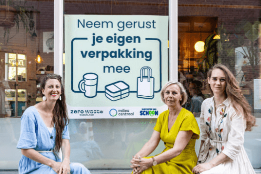 Naast de sticker is het delen van kennis en het ter beschikking stellen van de achterban ook onderdeel van de samenwerking. Zo zullen bijvoorbeeld elkaars campagnes, onderzoeken en activaties worden uitgedragen op de kanalen van de drie organisaties. Ingrid Goethart, directeur (a,i,) van Stichting Nederland Schoon, vult aan: “Sinds een maand is onze bewustmakingscampagne live waarin verschillende ‘Supporters van Schoon’ te zien zijn, zoals de Duurzame Drinker en de Ervaren Hergebruiker. Deze voorbeelden inspireren consumenten om (zwerf)afval te voorkomen en hergebruik te stimuleren. De raamsticker is een mooie aanvulling om ons gezamenlijke doel te bereiken en zo te zorgen dat Nederland schoon wordt. Ik ben trots op deze unieke samenwerking en hoop de sticker vaak tegen te komen. Daarnaast kijk ik ernaar uit de verdere samenwerking met Milieu Centraal en Zero Waste Nederland vorm te geven.” “Met de raamsticker is het voor de consument in één oogopslag duidelijk waar ze hun eigen bakje of beker mogen gebruiken om iets af te halen. Duidelijkheid richting de consument helpt de stap makkelijker te maken,” vertelt Ika van de Pas, directeur van Milieu Centraal. “Wij geven als onafhankelijk kenniscentrum consumenten praktische tips en adviezen voor iedere duurzame stap en steunen dit initiatief daarom van harte. Samen voorkomen we zo (plastic) wegwerpverpakkingen en verlagen we de drempel naar het gebruik van herbruikbare verpakkingen. Dat is beter voor het milieu.”