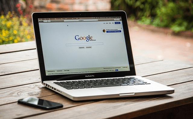 Jort Kelder heeft in hoger beroep een zaak die al sinds 2022 loopt tegen Google gewonnen. Het gerechtshof in Amsterdam heeft geoordeeld dat Google onvoldoende heeft gedaan om nepadvertenties met Kelders afbeelding tegen te gaan. Deze advertenties leidden naar websites van bitcoinfraudeurs. De zaak draait om valse berichten met Kelders gezicht die in 2020 op internet circuleerden. De presentator van de tv-talkshow Op1 en het NPO Radio 1-programma Dr Kelder en Co heeft hierover in 2022 samen met andere bekende Nederlanders die ook slachtoffer waren van valse berichten, een zaak aangespannen. In mei dat jaar oordeelde de rechtbank in Amsterdam dat bedrijven zoals Google en Twitter niet aansprakelijk gesteld konden worden voor de nepadvertenties omdat de adverteerders daarvoor verantwoordelijk waren. Het gerechtshof heeft nu anders geoordeeld. Aangezien Jort Kelder Google had gewezen op eerdere frauduleuze berichten met zijn afbeelding, had het bedrijf beter moeten controleren en zijn controlesysteem zo moeten instellen dat identieke of sterk gelijkende nepadvertenties werden geblokkeerd. 'Doelmatigheid' Door dit na te laten, is Google aansprakelijk voor de schade die Kelder heeft geleden. Het bedrag dat Google aan Kelder moet betalen, wordt in een aparte procedure vastgesteld. De datum van deze procedure is nog niet bekend. Kelder is verheugd met de uitspraak. "Eindelijk, na bijna vier jaar strijd, krijgen we enige vorm van genoegdoening. Het heeft mij altijd verbaasd hoe Google, een van de rijkste en machtigste bedrijven ter wereld, hiermee weg kon komen", schrijft hij in een persbericht. "Ik wilde een signaal afgeven, niet alleen namens alle misbruikte bekende mensen, maar ook voor de slachtoffers die in al die miljoenen nepadvertenties zijn getrapt en soms al hun spaargeld hebben verloren."