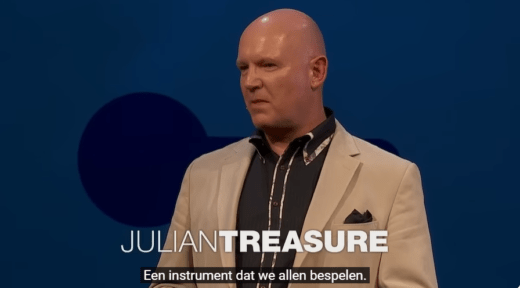 Dansend op het podium, terwijl we een vlekkeloze presentatie geven, de juiste grapjes maken en het publiek van begin tot eind inspireren met een waanzinnig verhaal. Het is de droom van elke spreker, maar helaas voor veel mensen ook nog steeds een ‘ver van mijn bed show’. Vaak is het de angst voor het spreken voor publiek, die uiteindelijk de overhand krijgt en die de presentatie in het honderd laat lopen. Het is een selffulfilling prophecy: datgene waar je zo bang voor bent, gebeurt juist omdát je er zo voor vreest. De verhoogde adrenaline, zorgt voor een droge mond, trillende ledematen, zweetaanvallen en soms zelfs paniekaanvallen. Jammer, want met een paar handige tips, kun je deze angst tegengaan en een killer presentatie geven. Spreekangst wordt ook wel ‘Glossophobia’ genoemd en komt voor bij zo’n 75% van de sprekers. Recent onderzoek wees zelfs uit, dat er meer mensen bang zijn om voor publiek te spreken dan voor slangen. En ook veel grote sprekers hebben er in het begin last van gehad en komen daar openlijk voor uit. Een mooi voorbeeld is Gandhi, die tijdens een van zijn eerste, belangrijke toespraken, enkel de eerste zin durfde uit te spreken en daarna aan zijn assistent vroeg het verhaal af te maken. De afgelopen jaren heb ik honderden sprekers mogen trainen voor de 50 TEDx events die ik heb georganiseerd over de hele wereld en vele organisaties geholpen een TED waardig verhaal te geven. Spreekangst overwinnen is een van de onderdelen van zo’n training. Hieronder mijn top 6 tips. 1) Bereid je 200% voor Dat klinkt heel simpel en dat is het ook! Helaas zie je nog te vaak mensen binnen rennen, een laptop inpluggen, snel even wat slides achter elkaar zetten en pas op het ‘moment suprême’ een verhaal voorbereiden. Sprekers van de best bekeken TED talks hebben echter allemaal aangegeven dat zij hun talk 50 tot 150 keer hebben geoefend, voordat ze het podium op gingen. Dat wil zeggen het verhaal meerdere malen doorlezen en voordragen voor de spiegel en aan vrienden en/of collega’s. Dat zorgt er niet alleen voor dat je je verhaal beter kent, wat de stress van het geven van de presentatie significant verlaagt, maar je kunt ook de lengte van je zinnen testen qua ademhalen, moeilijke woorden eruit halen en checken of je verhaal past in de tijd die je mag spreken. Naast het verhaal zelf, geeft het altijd veel rust, als je goed kijkt naar de hele logistiek rondom een event. Hoe kom je op de locatie en zijn er bijvoorbeeld werkzaamheden waar je rekening moet jouden? In welke ruimte wordt het event gehouden en hoe laat moet je aanwezig zijn? Maar ook het ruim van tevoren testen van de audio en klikker, een keer van tevoren op het podium staan en het voorbereiden van mogelijke vragen, zorgt voor minder stresshormonen. Zelf denk ik ook altijd aan alles wat fout kan gaan; van geen internet hebben tot verkeerde versies van PowerPoint. Ik neem daarom altijd een presentatie mee op USB en laptop, in PowerPoint en PDF formaat en zorg dat filmpjes offline staan. 2) Je lichaam is je basis Vrijwel alle onderzoeken naar de impact van presentaties geven aan dat de belangrijkste factor van het overbrengen van een verhaal niet het verhaal zelf is, maar de lichaamstaal van de spreker. Het is dus belangrijk om ervoor te zorgen dat ook je lichaam goed is voorbereid. Voorbereiden is gemakkelijk en voor veel mensen ook vaak een verademing. Even een rondje lopen voor het spreken zorgt er bijvoorbeeld voor dat je bloed sneller gaat stromen en er meer zuurstof naar je hersenen stroomt. Naast je hersenen, kun je ook in een paar minuten je stembanden opwarmen met de tien makkelijke en leuke oefeningen die TED spreker Julian Treasure in zijn TED talk voordoet. Zelf raad ik sprekers ook altijd aan om een half uur van de voren nog even 10 minuten de geest helemaal ‘schoon’ te maken door te mediteren of door mindfullness oefeningen te doen, via apps als Headspace of Calm. Psychiater Fritz Perls zei het al heel mooi; “Fear is excitement without the breath“. Goed letten op de ademhaling is iets wat je kunt trainen en waar je ook tijdens je presentatie constant aandacht aan moet geven. Veel mensen gaan door stresshormonen en te lange zinnen, te snel praten en raken daardoor buiten adem. Bij TED vroegen we sprekers altijd om eerst rustig op de stip te gaan staan, een keer diep in en uit te ademen en vervolgens rustig het verhaal te beginnen, in plaats van snel pratend het podium op te lopen. Voor veel sprekers was dit mentaal nét die start die ze nodig hadden, om het verhaal succesvol te beginnen. 3) Laat je ego thuis en wees jezelf Tenzij je heel beroemd bent, komen mensen niet voor jou, maar voor jouw verhaal. Helaas zie je nog te vaak dat sprekers op het podium staan te eigen geilen. Iets wat voor heel veel luisteraars een afknapper is. TED spreker Brene Brown gaf in haar talk ‘the power of vulnerability’ al heel mooi een aantal argumenten weer, om je op het podium vooral zo kwetsbaar mogelijk op te stellen. Dit kan juist heel erg sterk zijn, aangezien het publiek vaak op zoek is naar een menselijke connectie, die je met te veel egotripping zeker niet gaat maken. Het is prima om niet perfect te zijn en fouten te maken op het podium, zelfs topsprekers als Bill Gates hebben hun tekst wel eens vergeten op het TED podium. De analyse van verhalen op de vele TEDx evenementen laten dit ook duidelijk zien; persoonlijke verhalen uit het hart, waar mensen zich echt heel kwetsbaar opstellen, werden niet alleen het best gewaardeerd, maar bleven ook het beste hangen. 4) Breek het ijs In de eerste 20 seconden van een presentatie, bepalen de meeste mensen of ze wel of niet verder luisteren naar jouw verhaal. Zorg er dan ook voor dat je mensen direct vanaf het eerste moment boeit, inspireert en een reden geeft om tot aan het einde aan je lippen te hangen. Alsof de mensen op jouw schoot zitten en je ze een detective of sprookje voorleest. Meteen goed beginnen is niet alleen leuk voor het publiek en voor de aandacht voor jouw verhaal, maar vele TED- en TEDx sprekers gaven aan dat een sterke openingszin die mensen aan het lachen maakte, of zichtbaar veel ogen opende, het ijs liet breken en de stresshormonen liet verdwijnen. Begin dus niet met jezelf voor te stellen of met woorden als ‘dus’, ‘dames en heren’ of ‘wat fijn dat ik hier vandaag mag zijn’, maar direct met een sterk statement, een heftige binnenkomer of een anekdote met humor. Zorg naast een sterk begin, ook zeker voor een krachtig einde met een duidelijke ‘call to action’ en een heldere samenvatting. 5) Publiek Of ik nu spreek voor 20 of voor 2000 mensen, ik vind het elke keer weer een eer om te mogen spreken! Mensen maken hun tijd vrij om naar jou te komen luisteren, in de hoop dat ze een bijzonder verhaal te horen krijgen. Zorg er dan ook voor dat je ze wat leert, inspireert en vermaakt. Naast het goed voorbereiden van een verhaal en te zorgen voor zo min mogelijk ego, is er ook niks leukers dan interactie te zoeken met het publiek. Dat zorgt niet alleen voor een positieve energieboost, maar vaagt ook die laatste stresshormonen in je lichaam weg. Probeer vragen te stellen die mensen met ja/nee kunnen beantwoorden (om onnodige en afleidende discussie te voorkomen) en probeer te werken aan een enthousiaste houding, door rustig te lopen op het podium en met een energieke mimiek. Om spreekangst om te zetten in spreekpret zoek ik zelf altijd ‘vrienden’ in het publiek; mensen die zichtbaar geïnteresseerd in mijn verhaal en die ik zie genieten en lachen. Soms vergeet ik, ondanks een intensieve voorbereiding, wel eens iets wat ik graag wilde vertellen. No reason to panic! Bedenk je dat niemand in het publiek weet wat je van plan was te presenteren en blijf kalm. 6. Pauzes De veelbekroonde film ‘The Kings Speech’ is natuurlijk een prachtig voorbeeld van het overwinnen van spreekangst. Het waargebeurde verhaal van King George VI geeft bovendien een paar interessante tips. De belangrijkste? Neem pauzes. Het inbouwen van rustpauzes kan op verschillende manieren heel veel waarde geven aan je verhaal. Naast dat de wetenschap heeft bewezen dat het je zenuwen kalmeert, zorgt het voor het publiek voor een hongerige vraag naar ‘what’s next?’ en geeft het voor jou als spreker de mogelijkheid om even alles wat daarvoor is gezegd te verwerken en op adem te komen. En tot slot, vergeet bij het voorbereiden van je volgende presentatie niet: “don’t be afraid to fail, be afraid to not try!”