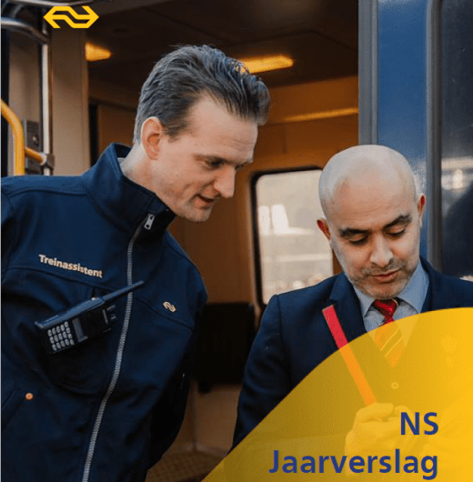 Hoewel het aantal treinreizigers in het afgelopen jaar is toegenomen, blijft de NS kampen met verliezen. Het aantal reizigers ligt nog altijd onder het niveau van vóór de coronapandemie, terwijl de kosten blijven stijgen. In 2024 zag NS een reizigersgroei van 4,3 procent ten opzichte van het voorgaande jaar. De opbrengsten uit kaartverkoop stegen met 10 procent en ook de exploitatie van stations bracht meer geld op. Toch blijft het spoorbedrijf diep in de min, bevestigt NS-topvrouw Angelique Magielse. De verliezen worden volgens NS veroorzaakt door stijgende kosten en tegenvallende reizigersaantallen. Hoewel er inmiddels meer treinen rijden dan in 2019, blijft het aantal passagiers achter bij het precoronaniveau. "Thuiswerken is een blijvende trend geworden," verklaart NS in het jaarverslag over 2024. Tegelijkertijd nemen de kosten toe, onder meer door hogere energieprijzen en stijgende lonen. De tarieven voor treinkaartjes stijgen echter niet in hetzelfde tempo. NS-directeur Wouter Koolmees maakt zich zorgen over hoe treinreizen betaalbaar kan blijven. Om de prijsstijgingen te beperken, heeft de overheid in 2024 en 2025 financiële steun verleend. Hierdoor stijgt de gemiddelde prijs van een treinkaartje in 2025 met 6,18 procent ten opzichte van het jaar ervoor, toen de prijzen gelijk bleven. Extra kosten door spoorwerkzaamheden Een andere financiële uitdaging zijn de grootschalige werkzaamheden aan het spoor. Hierdoor moest NS minder reizigers vervoeren en extra kosten maken voor vervangend vervoer. Dit probleem kan in 2025 verergeren, aangezien ProRail meer werkzaamheden overdag en buiten vakantieperiodes plant. Daarnaast betaalt NS een vergoeding van 533 miljoen euro om op het spoor te mogen rijden, 15 miljoen meer dan het jaar ervoor. Dit bedrag gaat naar ProRail en het ministerie van Infrastructuur en Waterstaat. Besparingen en toekomstplannen NS sloot 2024 af met een verlies van 141 miljoen euro, een verbetering ten opzichte van de 187 miljoen euro verlies een jaar eerder. Toch blijft de financiële situatie zorgelijk. Om weer winstgevend te worden, wil NS 200 miljoen euro besparen. Dit gebeurt onder andere door inkrimping van het hoofdkantoor, lagere huisvestingskosten en bezuinigingen op IT. Deze maatregelen zijn inmiddels in volle gang. Het spoorbedrijf streeft ernaar om in 2027 weer winst te maken. Tegen 2030 verwacht NS dat het aantal treinreizigers terug is op het niveau van vóór de coronapandemie.