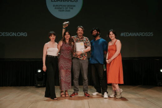 Het Nederlandse data- en designbureau CLEVER°FRANKE, onderdeel van ADC Consulting, is tijdens de European Design Awards 2025 in Ljubljana uitgeroepen tot Agency of the Year. De jury prees het werk van CLEVER°FRANKE om het voortdurend herdefiniëren van de rol van design in een datagedreven wereld. De prijs komt op een moment waarop design een steeds belangrijkere rol speelt in een wereld die wordt gevormd door data en kunstmatige intelligentie. Meervoudig bekroond Naast de hoofdprijs viel CLEVER°FRANKE nog drie keer in de prijzen: Goud voor de identiteit van het Design & AI Symposium 2024 (categorie: Integrated Identity Applications) Brons voor het T1D Index-platform (categorie: Information Sites) Een vermelding als finalist voor het Boeing Timeline Project (categorie: Digital Infographics) “Deze award onderstreept de kracht van design: dit kan richting geven in een snel veranderende wereld. Nu AI en complexe systemen steeds meer invloed hebben op ons leven, is visualisatie essentieel. Niet alleen om uit te leggen wat er gebeurt, maar ook om een toekomst vorm te geven waarin technologie begrijpelijk, verantwoord en mensgericht blijft”, aldus Thomas Clever, co-founder en managing director bij CLEVER°FRANKE. Design als strategisch voordeel Ook Rik van der Woerdt, CEO bij ADC Consulting, benadrukt ook de rol van design bij het begrijpelijk maken van data: “De hoeveelheid data waarmee we werken, groeit al jaren. Design bepaalt steeds meer hoe we deze data interpreteren. Met het juiste design, kun je zelfs de meest complexe data toegankelijk en begrijpelijk maken. Dit laat zien dat de vertaalslag van data naar inzichten essentieel is voor het succes van jouw business. Ook al is je data nog zo sterk: zonder visuele vertaalslag bereikt dit niemand.” Over de European Design Awards 2025 De European Design Awards worden beschouwd als een van de meest invloedrijke designcompetities in Europa. Jaarlijks worden er ruim 40 prijzen en 3 speciale onderscheidingen uitgereikt: Agency of the Year, Best of Show en Jury Prize. Alle designers die in Europa wonen of werken, mogen deelnemen aan de awards. Dit jaar vond de uitreiking plaats op zaterdag 7 juni, in het Grand Hotel Union in Ljubljana.
