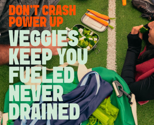 Wereldwijd eet de meerderheid van de mensen structureel te weinig groente. Daarom is Veggies First opgezet: de eerste internationale beweging die zich richt op het verhogen van groenteconsumptie. Het initiatief richt zich in eerste instantie op generatie Z en jonge millennials (24-32 jaar), die volgens onderzoek wél gezond willen eten, maar in de praktijk struikelen over gemak, prijs en beschikbaarheid. “We willen dat groente in 2035 de hoofdrol speelt in het dagelijks leven. Niet als bijgerecht, maar als vanzelfsprekend vertrekpunt van een maaltijd,” zegt Annelies Blaauwkamer, woordvoerder van Veggies First. “Dat begint bij een omgeving die gezonde keuzes makkelijker maakt, thuis, in supermarkten, kantines en horeca.” Groente: van bijrol naar hoofdrol Veggies First wil groente letterlijk en figuurlijk op de eerste plek zetten: prominenter in het winkelschap, aantrekkelijker gepresenteerd in maaltijden en meer emotioneel geladen als gezonde én lekkere keuze. “Fastfood associeer je vaak met ‘zin in!’, maar achteraf voel je je sloom of schuldig,” vervolgt Blaauwkamer. “Bij groente is het precies andersom: vooraf geen zin, achteraf een goed gevoel. Dat contrast willen we omdraaien: groente moet óók een snack-craving oproepen.” Gezond gedrag begint bij omgeving Volgens prof. dr. Renger Witkamp, hoogleraar Nutritional Biology aan Wageningen University & Research, is gedragsverandering alleen mogelijk als ook de omgeving verandert. “Zo is 80% van het aanbod in supermarkten ongezond. Als we willen dat mensen gezonder eten, moeten we bij plekken die voeding aanbieden, zoals kantines, restaurants en supermarkten, beginnen. De gezonde keuze moet ook de makkelijke keuze worden.” Veggies First zet daarom in op samenwerking met retailers, cateraars, scholen en voedselontwikkelaars aan pilots waarin groenteproducten makkelijker beschikbaar, zichtbaarder en aantrekkelijker worden gemaakt. Beweging met internationale ambitie Veggies First zet in op langdurige gedragsverandering en een gezondere eetcultuur, eerst in Europa, uiteindelijk wereldwijd. De beweging nodigt ook andere partijen uit om aan te sluiten. “Of je nu supermarktmanager bent, kantinebeheerder of voedingsontwikkelaar, iedereen kan bijdragen aan een omgeving waarin groente vanzelfsprekend en aantrekkelijk is,” besluit Blaauwkamer. “De tijd van alleen inspireren is voorbij. Het is tijd voor actie, met groenten op nummer één.”