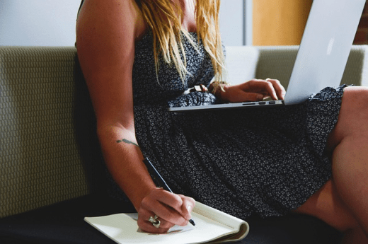Nederland telt bijna 2 miljoen zzp'ers. Minder bedrijven durven met freelancers in zee, omdat de Belastingdienst sinds januari handhaaft op de Wet DBA. Een vaste baan is voor veel zelfstandigen echter geen optie. Podcastmaker Matthijs Meulblok moet er bijvoorbeeld niet aan denken. Hij verloor dit jaar zijn grootste klus en zag daarmee een deel van zijn inkomsten verdampen, maar van een contract zou hij naar eigen zeggen doodongelukkig worden. ''Ik hecht te veel waarde aan mijn vrijheid. Het is fijn om verschillende dingen te kunnen doen. Ik produceer podcasts, spreek audioboeken in en doe redactiewerk. In loondienst zou ik veel van die dingen niet meer kunnen doen. Dat zou ik heel jammer vinden.'' Zo meldt WNL juli 2025.