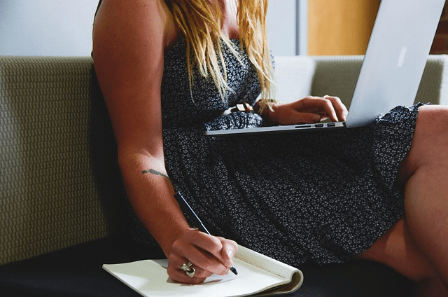 Nederland telt bijna 2 miljoen zzp'ers. Minder bedrijven durven met freelancers in zee, omdat de Belastingdienst sinds januari handhaaft op de Wet DBA. Een vaste baan is voor veel zelfstandigen echter geen optie. Podcastmaker Matthijs Meulblok moet er bijvoorbeeld niet aan denken. Hij verloor dit jaar zijn grootste klus en zag daarmee een deel van zijn inkomsten verdampen, maar van een contract zou hij naar eigen zeggen doodongelukkig worden. ''Ik hecht te veel waarde aan mijn vrijheid. Het is fijn om verschillende dingen te kunnen doen. Ik produceer podcasts, spreek audioboeken in en doe redactiewerk. In loondienst zou ik veel van die dingen niet meer kunnen doen. Dat zou ik heel jammer vinden.'' Zo meldt WNL juli 2025.