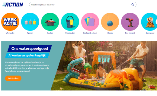 De snelgroeiende budgetwinkelketen Action heeft in de eerste zes maanden van 2025 opnieuw sterke resultaten geboekt. De omzet kwam uit op 7,3 miljard euro, een stijging van bijna 18 procent ten opzichte van dezelfde periode in 2024. Daarmee verstevigt de keten zijn positie als een van de meest succesvolle discounters van Europa. De brutowinst (EBITDA) bedroeg 980 miljoen euro. De omzetgroei is zowel toe te schrijven aan de expansie van het winkelnetwerk als aan hogere verkopen in bestaande vestigingen. In de afgelopen zes maanden opende Action maar liefst 125 nieuwe filialen. Daarnaast steeg de omzet van winkels die al in de eerste helft van 2024 operationeel waren met gemiddeld 6,8 procent, wat wijst op een aanhoudende populariteit onder consumenten. Volgens CEO Hajir Hajji is het succes mede te danken aan het prijsbeleid van de keten: "In een economisch uitdagende tijd blijven klanten vertrouwen op Action als hun favoriete bestemming voor dagelijkse producten tegen de laagste prijs," aldus Hajji. Jubileum mijlpaal en eenmalige kosten In juni bereikte Action een belangrijke mijlpaal met de opening van zijn drieduizendste winkel. Deze gebeurtenis ging gepaard met een eenmalige uitgave van 26 miljoen euro, grotendeels door een jubileumbonus van maximaal 300 euro voor een groot deel van het personeel. De uitbetaling onderstreept de waardering van het bedrijf voor zijn medewerkers, die een sleutelrol spelen in de voortdurende groei. Versnelde internationale expansie Action zet stevig in op internationale expansie. Sinds april is de keten actief in Zwitserland, waar inmiddels vijf winkels de deuren hebben geopend. In september volgt een nieuwe stap: de opening van het eerste filiaal in Roemenië. Daarmee is Action straks actief in dertien Europese landen. De retailer geeft aan dit jaar op koers te liggen om gemiddeld minstens één winkel per dag te openen. Duitsland wordt door Action inmiddels benoemd als de op één na grootste markt, na Frankrijk. In Bremen werd onlangs het zeshonderdste Duitse filiaal geopend. Toch klinkt er een voorzichtigere toon vanuit grootaandeelhouder 3i, het Britse private-equitybedrijf dat zich in zijn eigen presentatie zorgen uit over de "zwakkere consument" in zowel Frankrijk als Duitsland. Investering blijft goudmijn voor 3i Ondanks deze kanttekeningen blijft Action een bijzonder lucratieve investering voor 3i. De waardering van de discountketen is inmiddels opgelopen tot ruim 22 miljard euro. Dat is een indrukwekkende stijging, zeker gezien het feit dat 3i Action in 2011 overnam voor ongeveer 500 miljoen euro. Met een succesvolle formule van lage prijzen, een breed assortiment en een gestroomlijnde operatie lijkt Action voorlopig nog niet aan zijn groeiplafond toe. De combinatie van snelle expansie, sterke omzetgroei in bestaande winkels en solide winstgevendheid maakt het bedrijf tot een uitzonderlijk succesvolle speler binnen de Europese detailhandel.