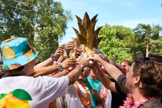 Malibu, 's werelds meest verkochte Caribische rum met kokossmaak, brengt haar wereldwijde Clock Off-campagne deze zomer naar Nederland. Tijdens de introweken in Tilburg en Breda verrast het merk studenten met een tropisch mini-feestje waarin één ding ontbreekt: de smartphone. Bezoekers leveren hun telefoon in bij de ingang en stappen een kleurrijke wereld binnen met muziek, zomerse drankjes en échte connectie. 