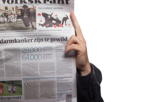 Dat percentage ligt duidelijk hoger dan bij eerdere onderzoeken naar de veiligheid van vrouwelijke journalisten (2022) en journalisten in het algemeen (2021). Toen gaf 8 op de 10 aan hiermee te maken te hebben. In 2017 was dat nog 6 op de 10. Onderzoek onder 267 beeldmakers Het onderzoek werd uitgevoerd door Ipsos I&O in opdracht van PersVeilig. In totaal deden 267 fotografen en cameramensen mee en werden 8 diepte-interviews gehouden. De resultaten worden op donderdag 9 oktober gepresenteerd in Stadion Galgenwaard in Utrecht, van 15.30 tot 17.00 uur. Agressie vooral bij persoonlijk contact Fotografen en cameramensen krijgen het vaakst met agressie te maken tijdens persoonlijk contact (75%). Meer dan een kwart (27%) heeft te maken gehad met fysieke agressie of intimidatie, en 14 procent is online bedreigd of geïntimideerd via sociale media. Verbaal geweld komt het meest voor De meest voorkomende vorm van agressie is verbale agressie (74%), gevolgd door bedreiging of intimidatie (54%). Meestal door ‘gewone’ burgers De meeste incidenten worden veroorzaakt door ‘gewone’ burgers (41%). Daarna volgen buurtbewoners of omstanders (27%), supporters of fans (24%) en jongeren (23%). Ruim 10 procent noemt demonstranten als dader, 7 procent beveiligers en 6 procent politieagenten. ‘Frontsoldaten van de journalistiek’ Volgens PersVeilig sluiten deze cijfers aan bij de meldingen die zij ontvangen. Programmaleider Peter ter Velde zegt: “Cameramensen en fotografen zijn de frontsoldaten van de journalistiek. Ze zijn het meest herkenbaar als mediavertegenwoordigers en krijgen daardoor het vaakst met agressie te maken. Denk aan 112-fotografen die als eersten bij incidenten aankomen, waar emoties van omstanders en betrokkenen vaak hoog oplopen. Niet voor niets komt de categorie 112 het vaakst voor in onze meldingen.” Zelfbescherming Door de ervaringen met agressie neemt meer dan 40 procent van de beeldmakers maatregelen om zichzelf te beschermen. Dat doen ze bijvoorbeeld door bepaalde buurten of evenementen te vermijden. 13 procent twijfelt of ze het vak nog willen blijven uitoefenen, terwijl 11 procent juist zegt hierdoor nog gemotiveerder te zijn om hun werk te blijven doen. Ondersteuning van werkgevers Ruim een kwart (27%) vindt dat de werkgever of opdrachtgever voldoende veiligheidssteun biedt. Een derde (34%) vindt van niet. Drie op de tien (31%) vinden dat er voldoende maatregelen worden genomen om beeldmakers te beschermen, terwijl 21 procent dat niet zo ervaart.
