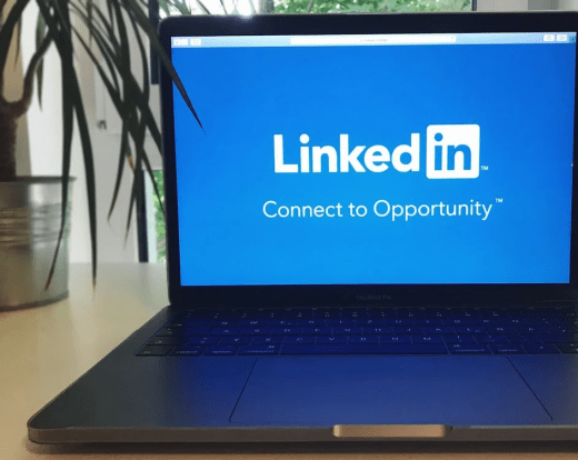 LinkedIn blijft zich razendsnel ontwikkelen en speelt een steeds grotere rol in hoe professionals zichtbaar worden, relaties opbouwen en kennis delen. Volgens recente inzichten van LinkedIn groeit de activiteit in de app nog altijd sterk. Dat betekent meer kansen, maar ook meer concurrentie. Wie in 2026 wil opvallen, moet bewuster omgaan met content, interactie en timing. Authentieke content wint van perfecte content Een van de belangrijkste conclusies is dat gebruikers steeds beter reageren op echte verhalen en persoonlijke expertise. Posts die voortkomen uit eigen ervaring, praktijkcases of duidelijke meningen presteren structureel beter dan generieke of sterk gepolijste content. Mensen willen leren van andere mensen, niet van merktaal of algemene tips die overal te vinden zijn. Succesvolle content laat zien: wat jij hebt meegemaakt of geleerd hoe jij naar ontwikkelingen in je vak kijkt welke lessen je hebt getrokken uit successen of fouten Juist die persoonlijke invalshoek maakt content onderscheidend in een steeds vollere feed. AI is een hulpmiddel, geen vervanging LinkedIn zet volop in op AI-tools die helpen bij het schrijven, structureren en verbeteren van posts. Toch benadrukt het platform dat AI nooit de menselijke stem mag vervangen. Content die volledig door AI wordt gegenereerd, mist vaak nuance, emotie en geloofwaardigheid. De beste aanpak is om AI te gebruiken als ondersteuning: om ideeën te ordenen, zinnen scherper te maken of invalshoeken te verkennen. De inhoud, mening en toon moeten echter altijd herkenbaar van jezelf blijven. Echte interactie wordt steeds belangrijker Niet alle engagement is waardevol. LinkedIn treedt steeds strenger op tegen nep-interacties, zoals engagement pods, geautomatiseerde reacties en kunstmatige likes. Zulke tactieken leveren misschien korte pieken op, maar schaden op de lange termijn je zichtbaarheid en geloofwaardigheid. Wat wel werkt: inhoudelijke reacties onder posts echte gesprekken in comments oprechte interesse in anderen Het algoritme beloont interacties die leiden tot betekenisvolle discussies, niet tot oppervlakkige cijfers. Consistentie verslaat sporadische pieken Wie regelmatig zichtbaar is, bouwt herkenning en vertrouwen op. LinkedIn adviseert daarom om meerdere keren per week te posten, idealiter tussen de twee en vijf keer. Profielen die dit volhouden, zien vaak een duidelijke stijging in profielbezoeken en connectieverzoeken. Belangrijker dan perfectie is voorspelbaarheid: liever consequent goede content dan af en toe een uitschieter. Begrijp hoe bereik echt werkt Bereik op LinkedIn is nooit gegarandeerd. Het hangt af van timing, onderwerp, formaat en de actuele interesses van je netwerk. Omdat steeds meer mensen actief posten, wordt concurrentie om aandacht groter. Tegelijkertijd vergroot die activiteit ook de kans om door nieuwe doelgroepen ontdekt te worden. Wie experimenteert met verschillende formats (tekst, visuals, korte inzichten) en leert van eerdere prestaties, vergroot de kans op structureel succes. Conclusie In 2026 draait succes op LinkedIn minder om trucjes en meer om menselijkheid, consistentie en inhoudelijke waarde. Door authentiek te delen, AI slim te gebruiken en te focussen op echte interactie, vergroot je niet alleen je bereik, maar ook je professionele impact.