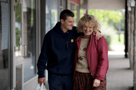 Voor veel mensen is een avondje naar de bioscoop heel normaal. Voor mensen met Gilles de la Tourette ligt dat vaak anders: de angst om onbedoeld geluid te maken in een stille zaal kan een flinke drempel zijn. Om die drempel te verlagen, bundelen Pathé en Stichting Gilles de la Tourette hun krachten. Op zondag 29 maart organiseren zij in vijf bioscopen door het hele land speciale vertoningen van de film I Swear, speciaal voor mensen met Tourette. Tijdens deze voorstellingen staat een ontspannen en veilige sfeer centraal, waarin bezoekers zichzelf kunnen zijn en samen van de film kunnen genieten.