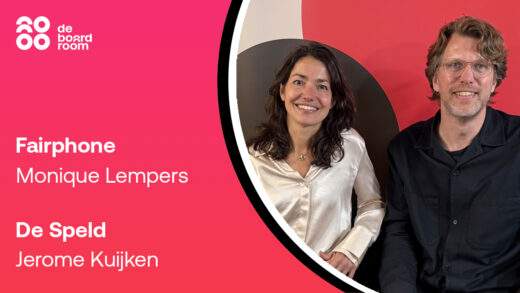 Twee mensen in een vergaderruimte.