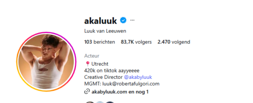 # Acht uur per dag op je telefoon: wanneer wordt veel schermtijd een probleem? Acht uur per dag naar een telefoonscherm kijken klinkt extreem. Voor contentmaker en acteur Luuk van Leeuwen, online bekend als AkaLuuk, hoort de smartphone echter voor een belangrijk deel bij zijn werk. Hij maakt content, onderhoudt sociale kanalen en bereikt via TikTok honderdduizenden volgers. Maar wanneer verandert intensief smartphonegebruik van een praktisch hulpmiddel in een probleem? ## Schermtijd zegt niet alles Een hoog aantal uren alleen vertelt nog niet hoe gezond of ongezond iemands telefoongebruik is. Wie zijn smartphone beroepsmatig gebruikt voor filmen, monteren, communiceren en publiceren, heeft automatisch veel meer schermtijd dan iemand die urenlang gedachteloos door sociale media scrolt. Dat maakt de discussie over schermtijd ingewikkelder dan de simpele boodschap dat minder altijd beter is. Belangrijker is wat iemand op zijn telefoon doet en vooral wat daardoor wordt verdrongen. Wanneer slaap, beweging, studie, werk, sociale contacten of concentratie er structureel onder gaan lijden, wordt intensief gebruik relevanter als probleem. Van Leeuwen is een duidelijk voorbeeld van die dunne grens. Hij begon als YouTuber, groeide vanaf 2020 sterk op TikTok en combineert zijn werk als contentmaker inmiddels met acteren en ondernemerschap. De telefoon is daarmee niet alleen ontspanning, maar ook zijn werkinstrument. ## Het probleem zit vooral in automatisch gebruik Juist het gedachteloos openen van apps kan ervoor zorgen dat minuten ongemerkt uren worden. Sociale platforms zijn ontworpen om gebruikers zo lang mogelijk betrokken te houden. Een volgend filmpje, bericht of notificatie ligt altijd klaar. Daarmee ontstaat een belangrijk verschil tussen bewust en automatisch schermgebruik. Een uur video monteren voor werk is iets anders dan een uur zonder duidelijk doel door korte video's scrollen. RTV Utrecht besteedt deze zomer met de serie FF Offline aandacht aan precies die spanning. Bekende Utrechters gaan naar buiten en proberen hun scherm bewust vaker links te laten liggen. Naast Van Leeuwen werken onder anderen kickboksers, presentatoren en andere contentmakers mee. ## Offline zijn hoeft niet anti-smartphone te betekenen De discussie hoeft daarom niet te gaan over het volledig verbannen van de telefoon. Smartphones zijn verweven geraakt met werk, navigatie, contacten, entertainment en nieuws. Zeker voor makers zoals Van Leeuwen is volledig offline gaan nauwelijks realistisch. Interessanter is de vraag of iemand nog zelf bepaalt wanneer hij zijn telefoon gebruikt. Bewust momenten creëren zonder scherm kan daarbij helpen: tijdens het eten, sporten, wandelen of vlak voor het slapen. De FF Offline-serie kiest bewust voor natuur en buitenactiviteiten als tegenwicht. Van Leeuwen bezoekt daarin de Korte Duinen en vertelt over zijn werk als contentcreator en zijn schermtijd. *Het aantal uren op een smartphone is uiteindelijk maar één cijfer. De belangrijkere vraag is hoeveel controle iemand zelf nog over die uren heeft. Acht uur schermtijd hoeft door werk niet automatisch problematisch te zijn, maar zodra de telefoon structureel rust, aandacht en echte sociale contacten verdringt, wordt het tijd om niet alleen naar het schermtijdrapport te kijken, maar vooral naar het gedrag erachter.* schermtijd, smartphone, sociale media, TikTok, AkaLuuk, Luuk van Leeuwen, telefoonverslaving, contentmakers, jongeren, digitaal welzijn
