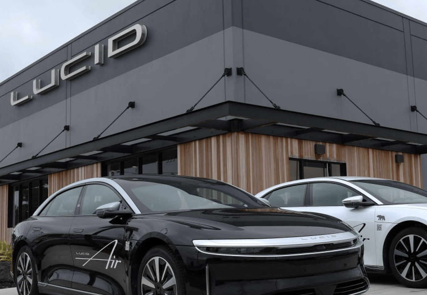 Het plan wordt geleid door de nieuwe CEO Silvio Napoli. Volgens hem moet de manier waarop Lucid opereert fundamenteel veranderen. Het bedrijf bracht weliswaar innovatieve technologie en hoogwaardige elektrische auto’s op de markt, maar kwam afspraken niet altijd na en introduceerde volgens Napoli producten voordat deze volledig gereed waren.