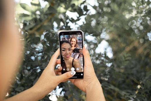 Instagram introduceert bovendien een functie waarmee gebruikers een bestaande Reel als referentie kunnen gebruiken tijdens het filmen. Een originele video verschijnt in een verplaatsbaar venster binnen het camerascherm. Makers kunnen het voorbeeld pauzeren, opnieuw bekijken en hun eigen opname daarop afstemmen. Instagram legt de werking als volgt uit: